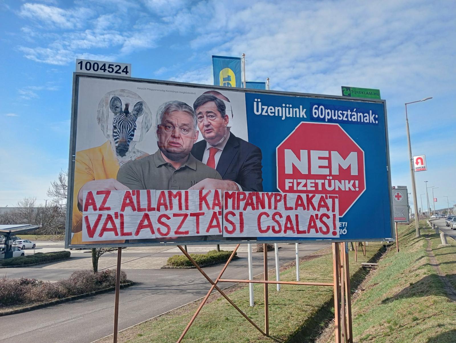 Bűncselekménnyel gyanúsítják a pécsi jogászt, aki most Hatvanpusztának üzent az Orbán-kormány átfestett plakátján