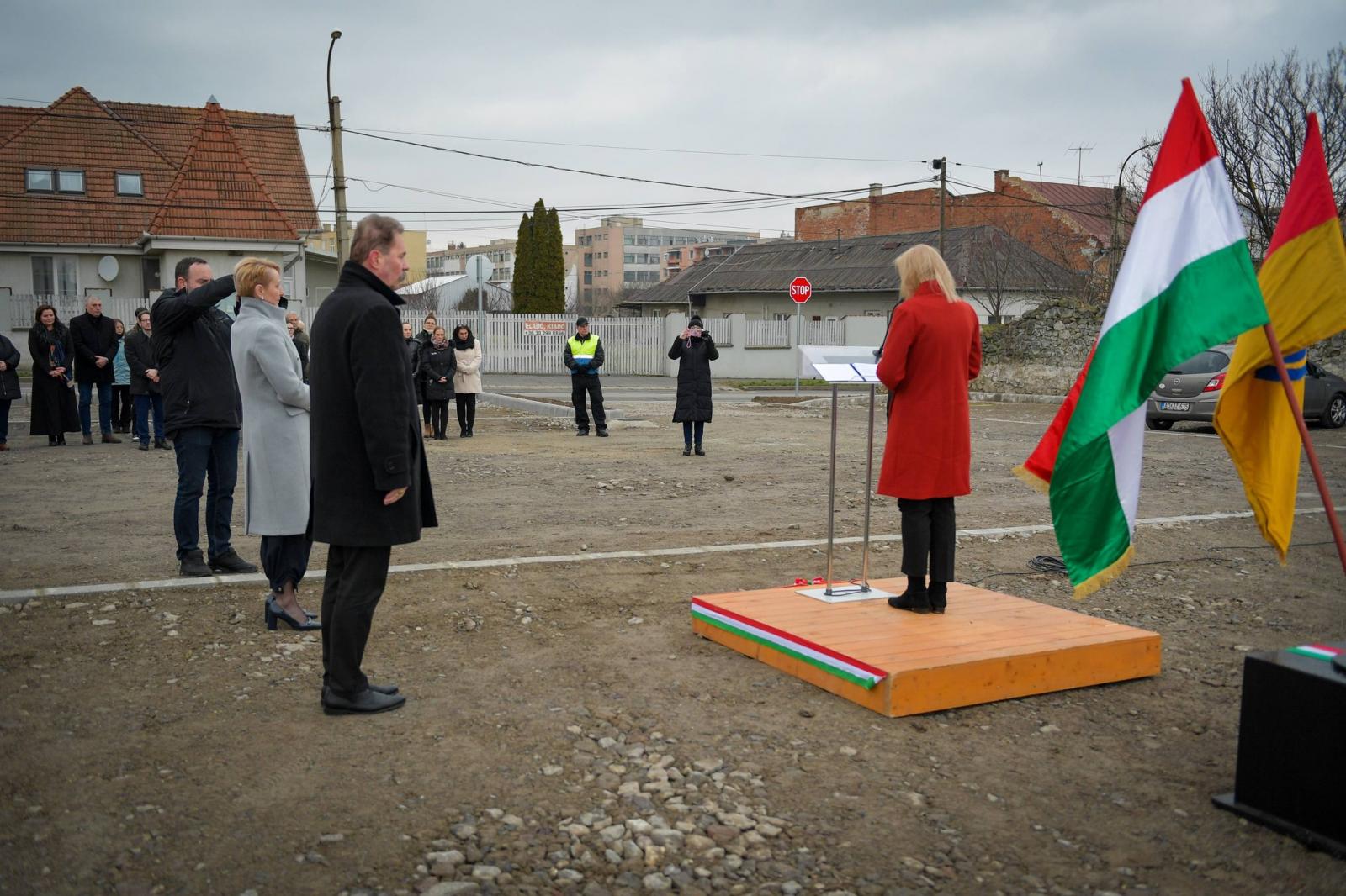 A sátoraljaújhelyi fideszes képviselőjelölt leírta, hogy egy döngölt földdel átadott 40 millió forintos parkoló jól példázza a Fidesz és az Orbán-kormány gondolkodását