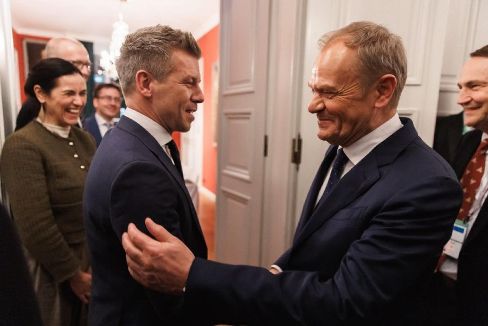 Magyar Péter találkozott Donald Tuskkal, Orbán Anitát Magyarország leendő külügyminisztereként mutatta be