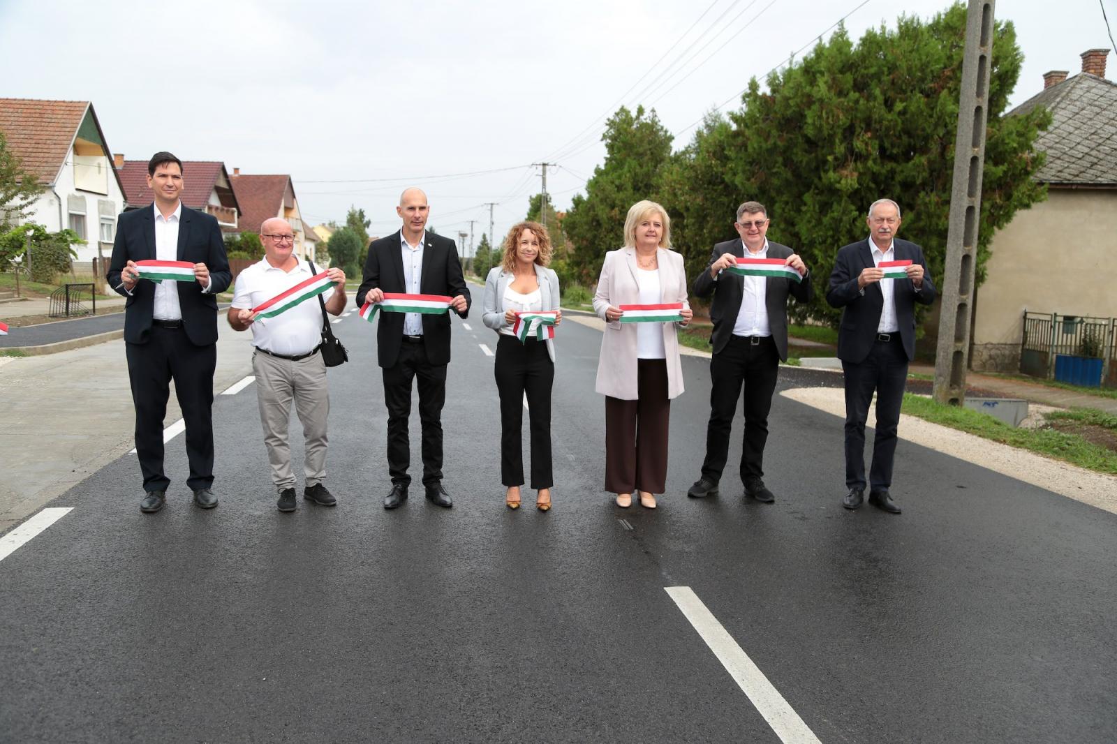 Vág, mutat, beszél, gratutál, etc., és bár mindenkit kellene képviselnie, mégis pártpolitizál minden szégyenérzet nélkül