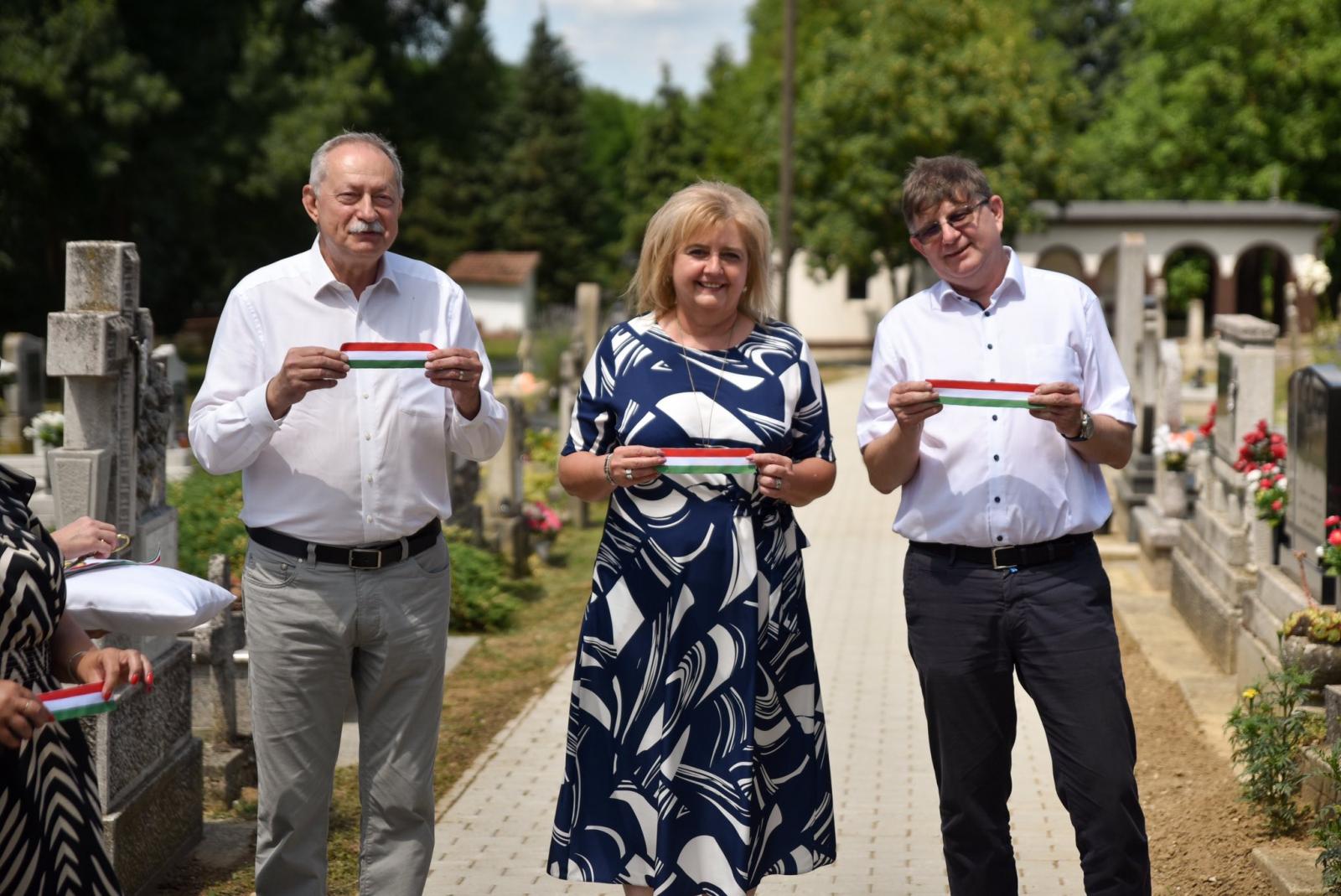 Vág, mutat, beszél, gratutál, etc., és bár mindenkit kellene képviselnie, mégis pártpolitizál minden szégyenérzet nélkül
