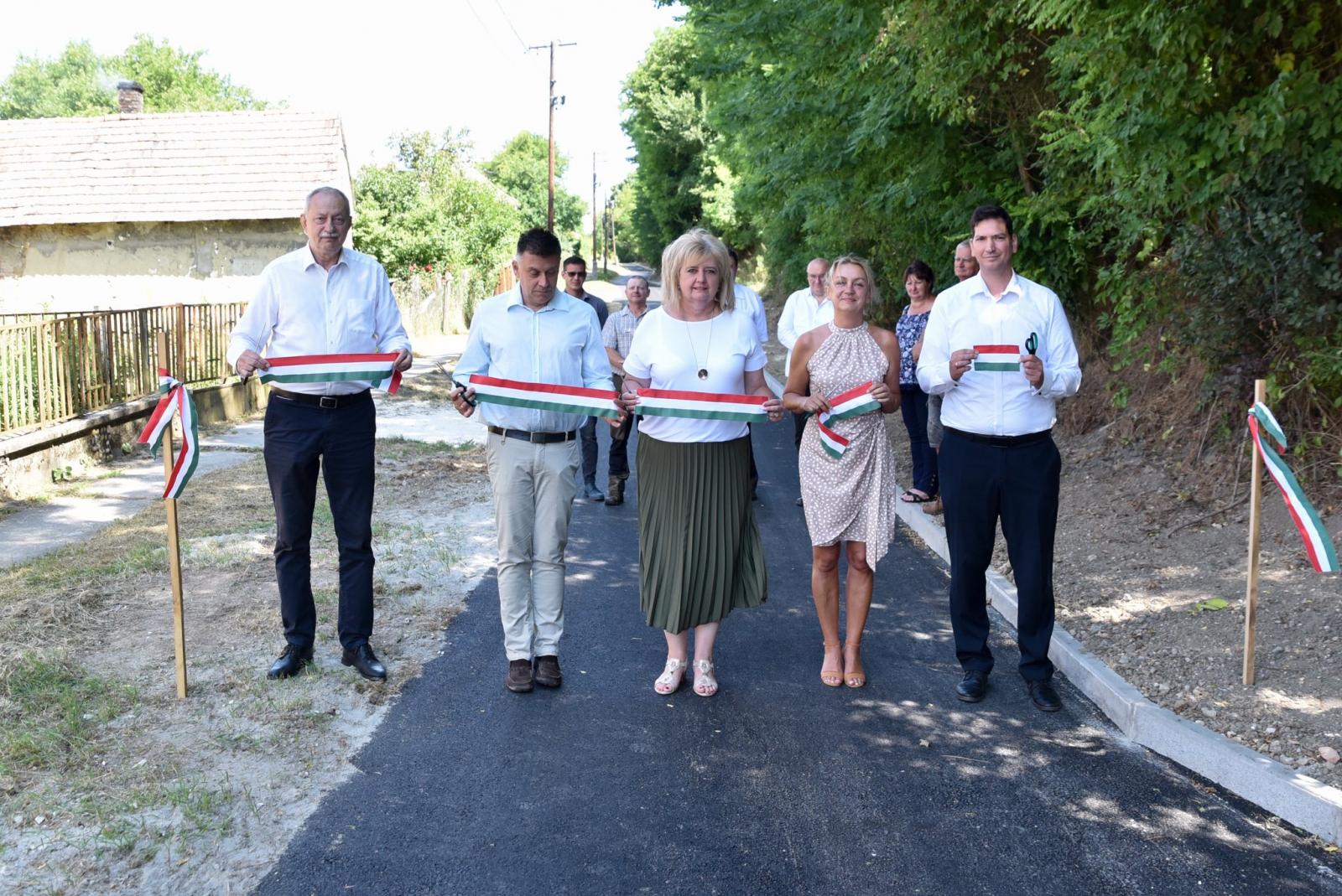 Vág, mutat, beszél, gratutál, etc., és bár mindenkit kellene képviselnie, mégis pártpolitizál minden szégyenérzet nélkül