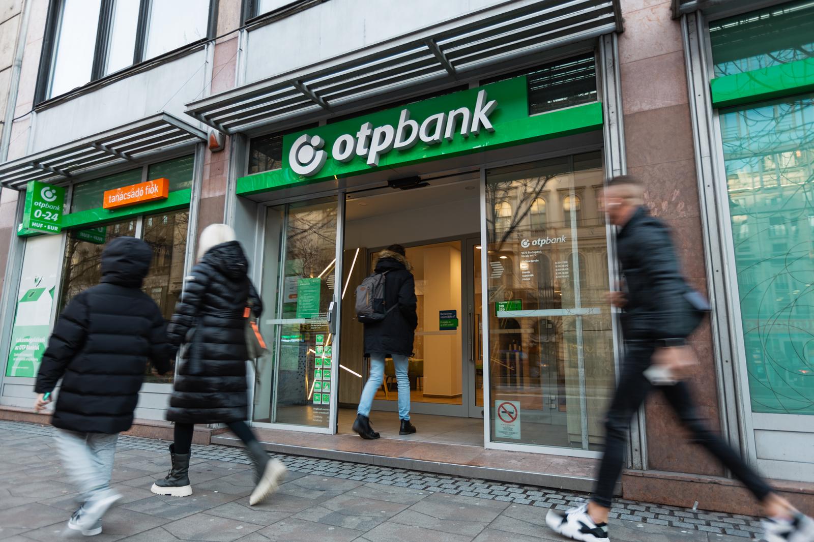 Csaknem 200 dolgozóját küldi el az OTP