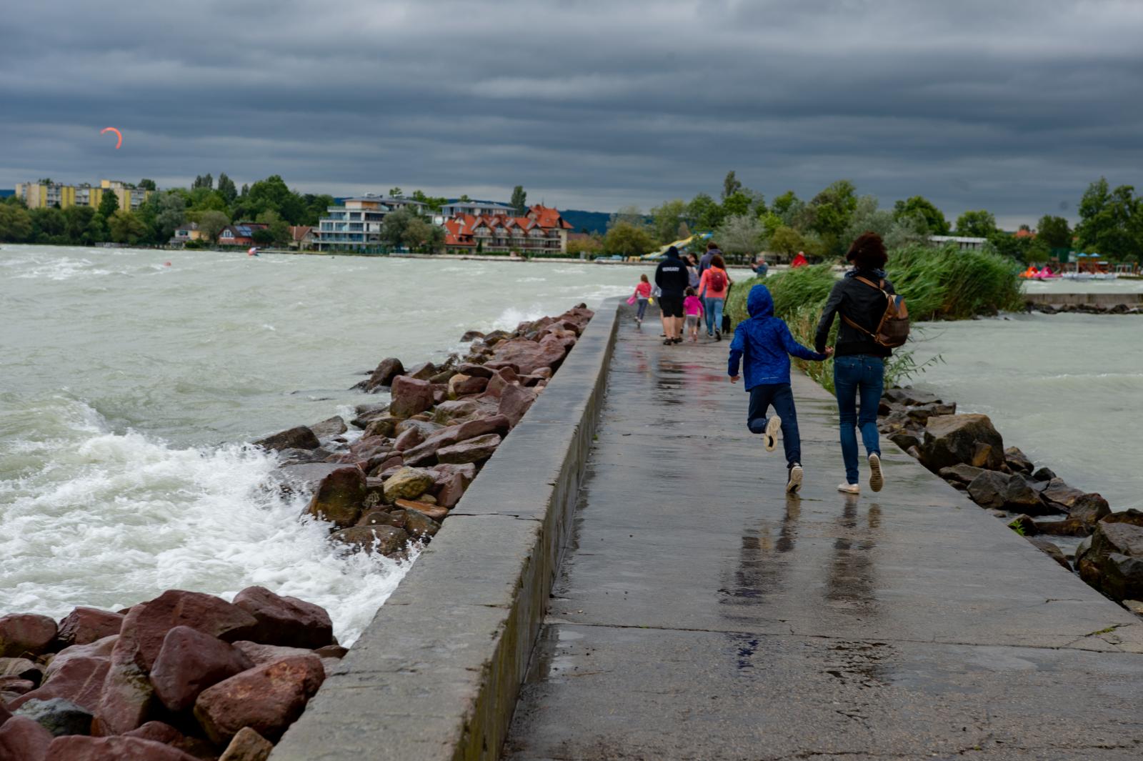 Orkán erejű, 128 km/órás szél csapott le a Balatonra, a déli vonalon leállt a vasúti közlekedés