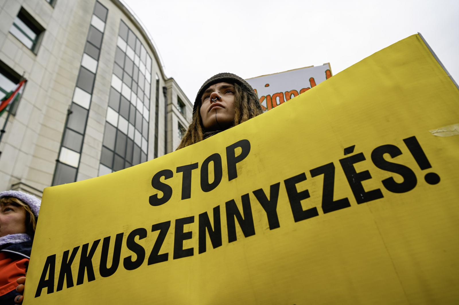 „Az egész országot tönkretették az akkugyárakkal” – Videó!