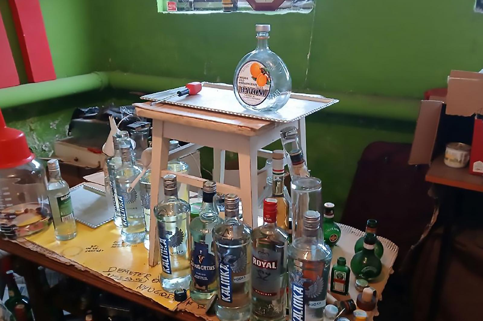 285 liter szeszt találtak egy debreceni férfinál, azt mondta, vésztartaléknak kell