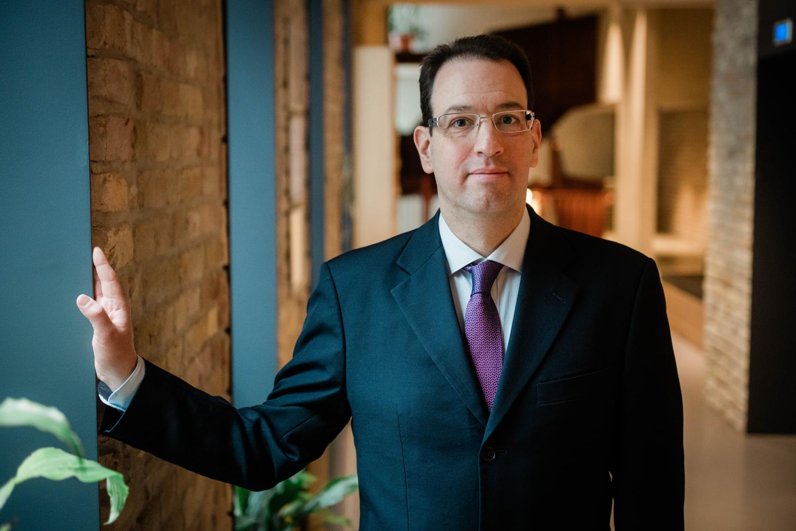 Feljelentést tesz a Transparency International, amiért az ügyészség nem hajlandó nyomozni Szabó Bence állításait