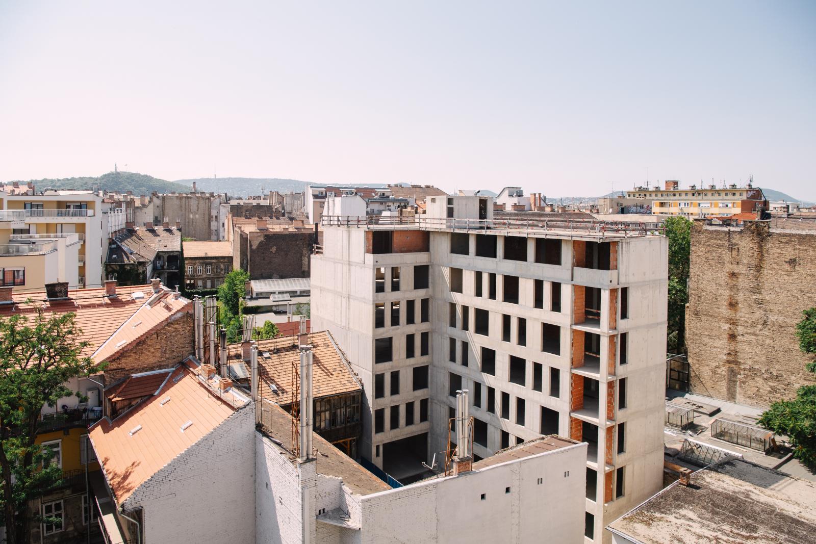 Több ezer új lakás és ikerház épülhet Budapesten, nyomás alá kerülhetnek a használt ingatlanok eladói