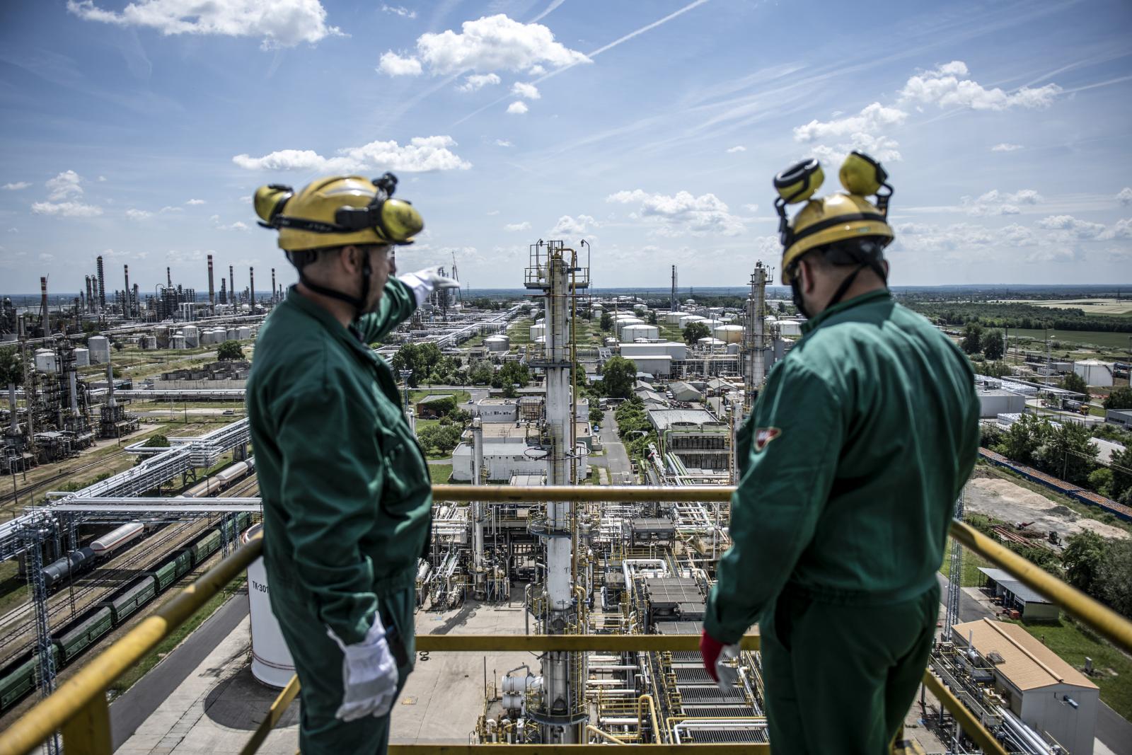 Szijjártó Péter válogatott szidalmakkal illette Ukrajnát, az Orbán-kormány hozzányúlt Magyarország stratégiai kőolajtartalékához