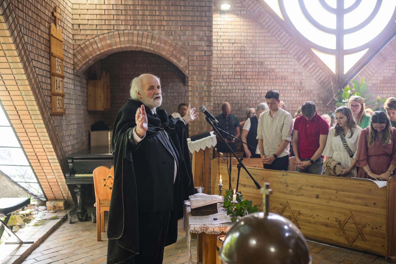 Kikapcsolták az áramot Iványi Gábor parókiáján és templomában