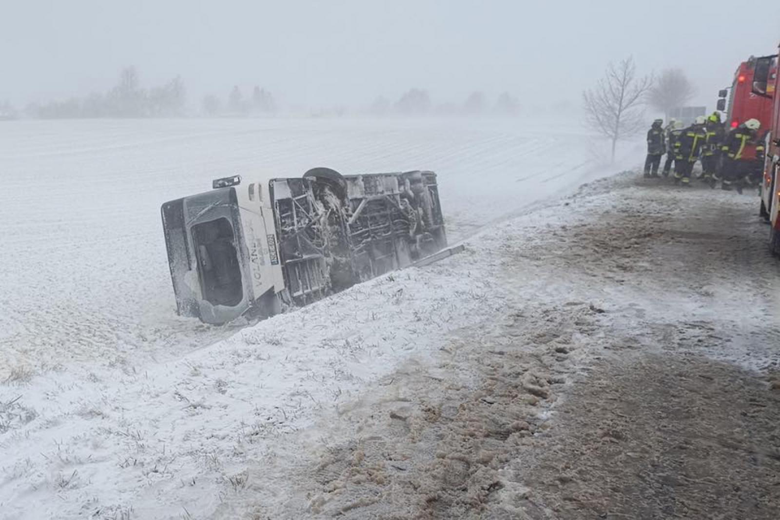 Válságos a közlekedési helyzet Nyugat-Magyarországon a havazás miatt