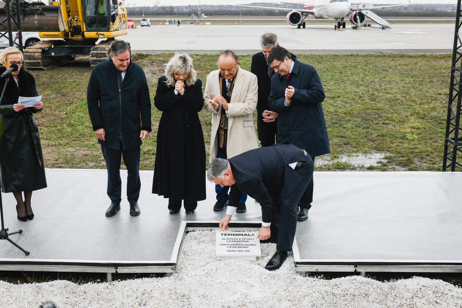 Orbán Viktor Korda György és Balázs Klári segítségével letette a Liszt Ferenc reptér 3-as termináljának alapkövét