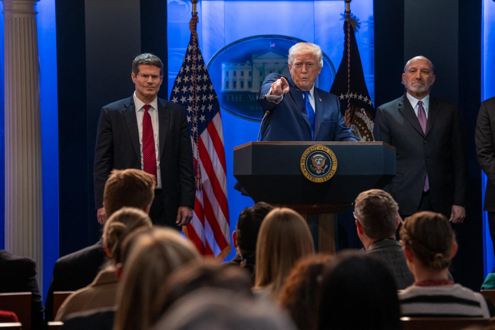 Donald Trump felébredt, és 10-ről 15 százalékosra emelte a világot sújtó büntetővámjait