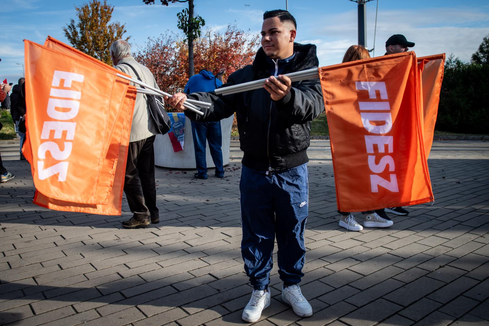 A határon túlról toboroz a Fidesz a Békemenetre