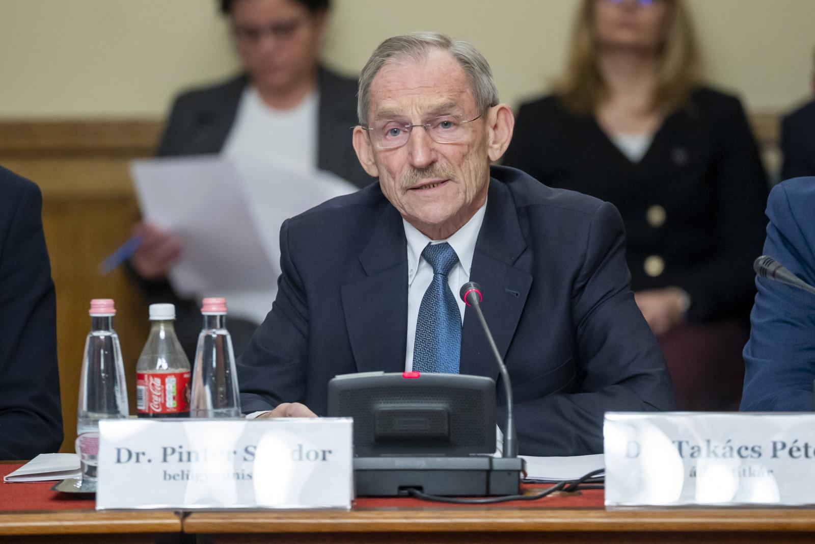 Titkosította a kedvezőtlen felmérések eredményét a Pintér-féle belügy, a NAIH szólt, hogy jogsértő volt