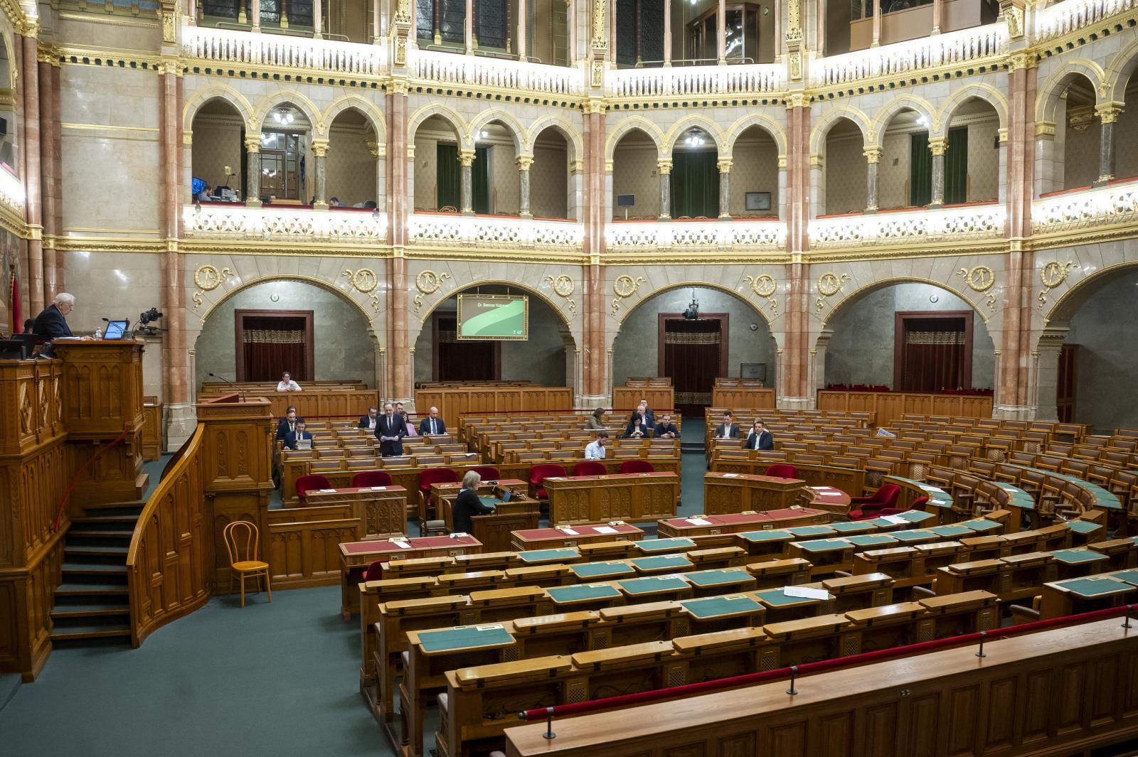 Távol maradtak a fideszes képviselők, bojkottálták a gödi Samsung ügyében összehívott rendkívüli ülést