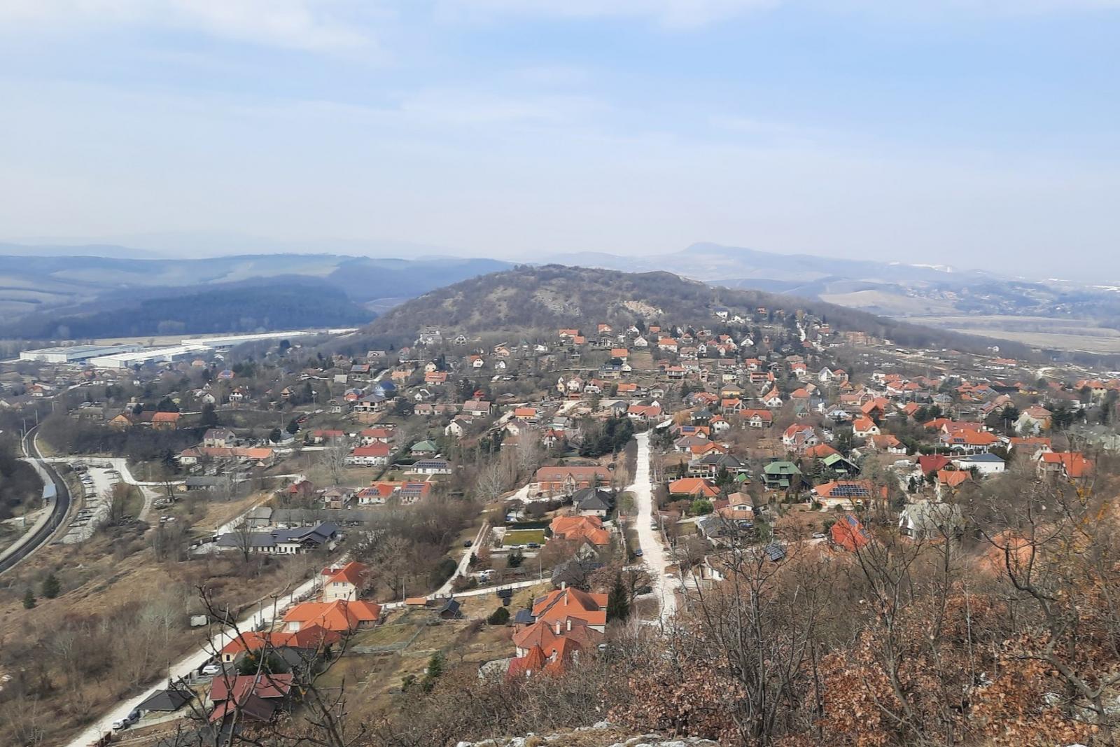 Botrány Pilisjászfalun, a rendőrséget is kihívták a tervezett akkufeldolgozóról tartott testületi ülésen