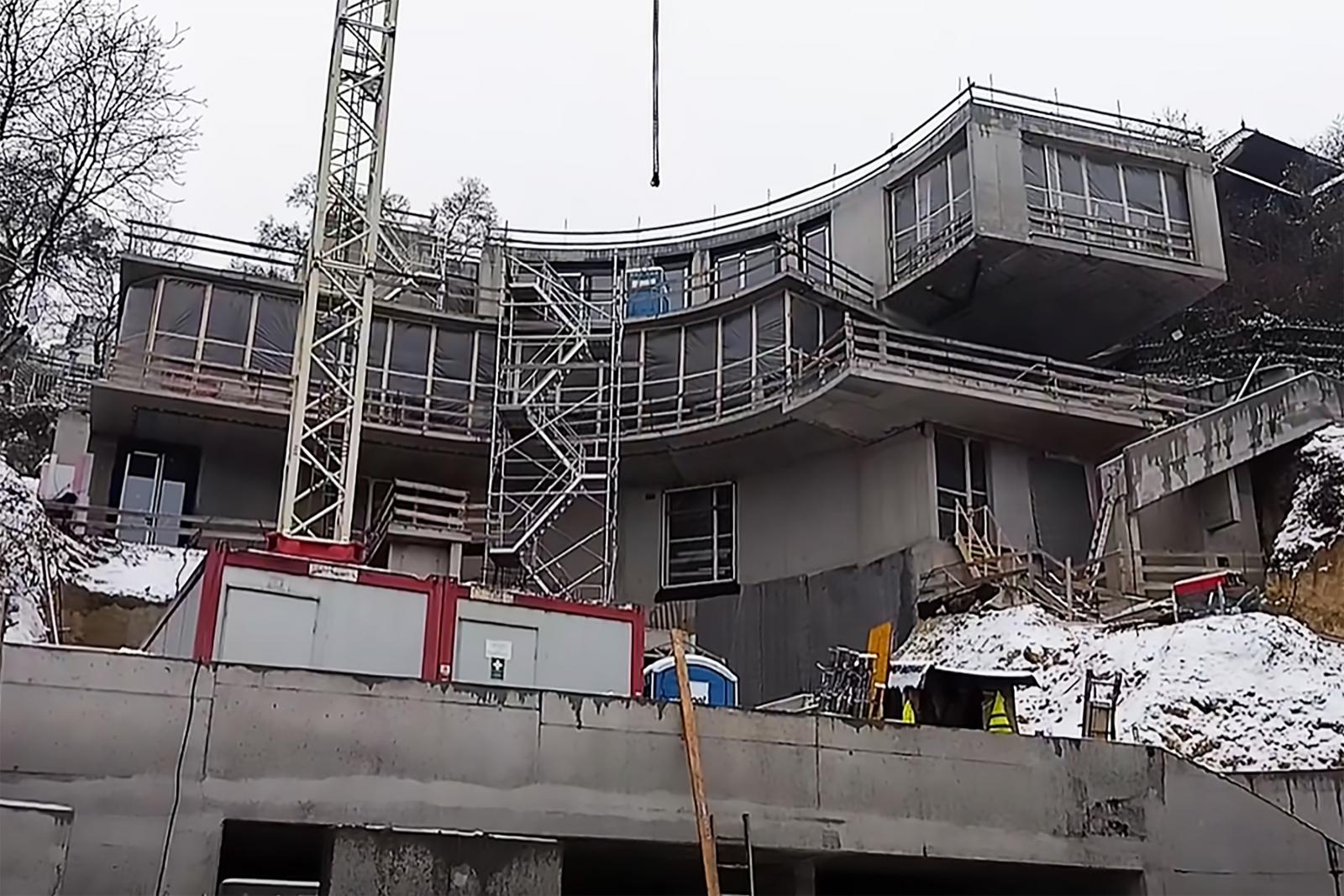 Most Balásy Gyula hegyoldalba vájt, bizarr villájára figyelt fel Hadházy Ákos