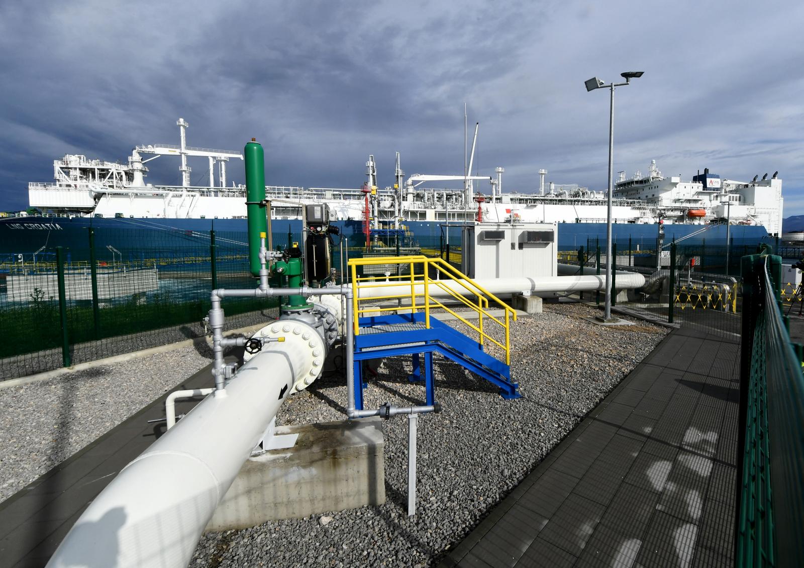 Már pakolják a magyar kőolajszállítmányt a horvátországi kikötőben