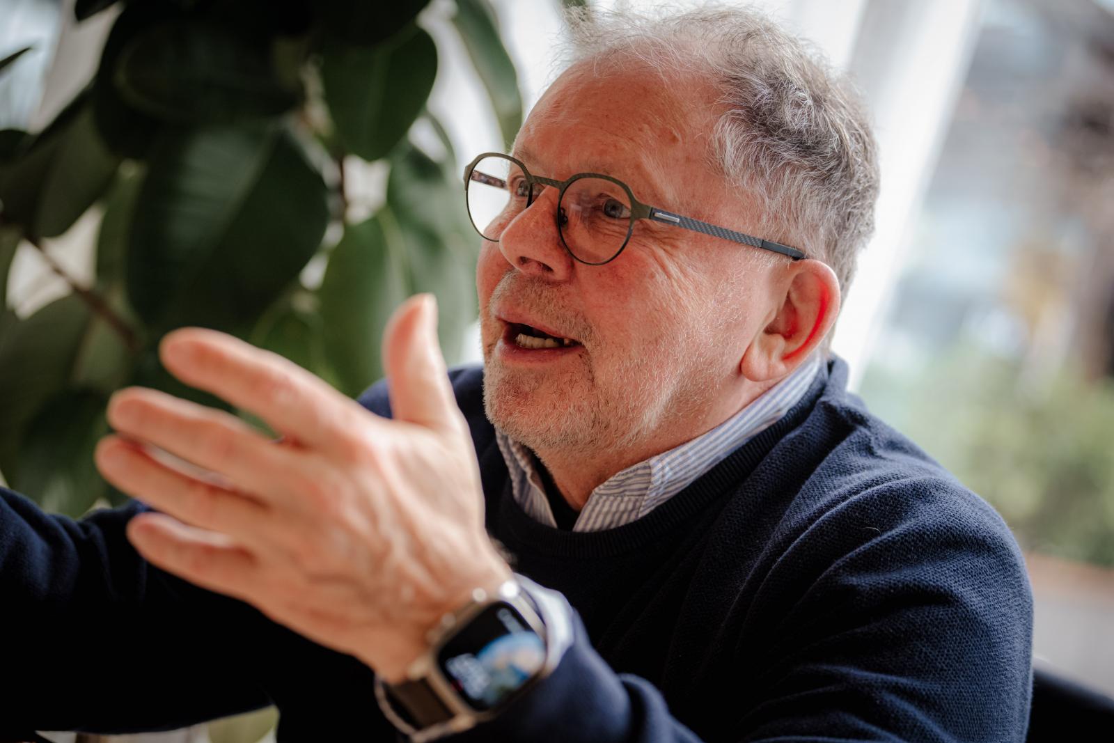 Orbán Balázs hiteltelenítené a Medián felmérését, Hann Endre kétségbeesett erőfeszítést emleget