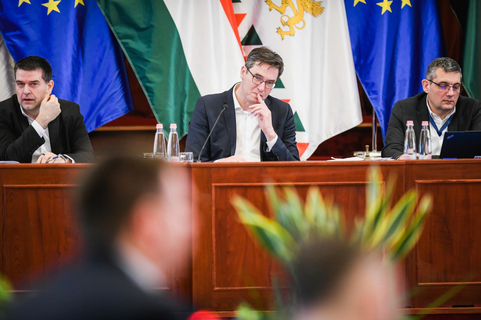 Tizenöt percig vitatkoztak a szavazás menetéről, aztán szinte semmit nem szavaztak meg a fővárosi képviselők