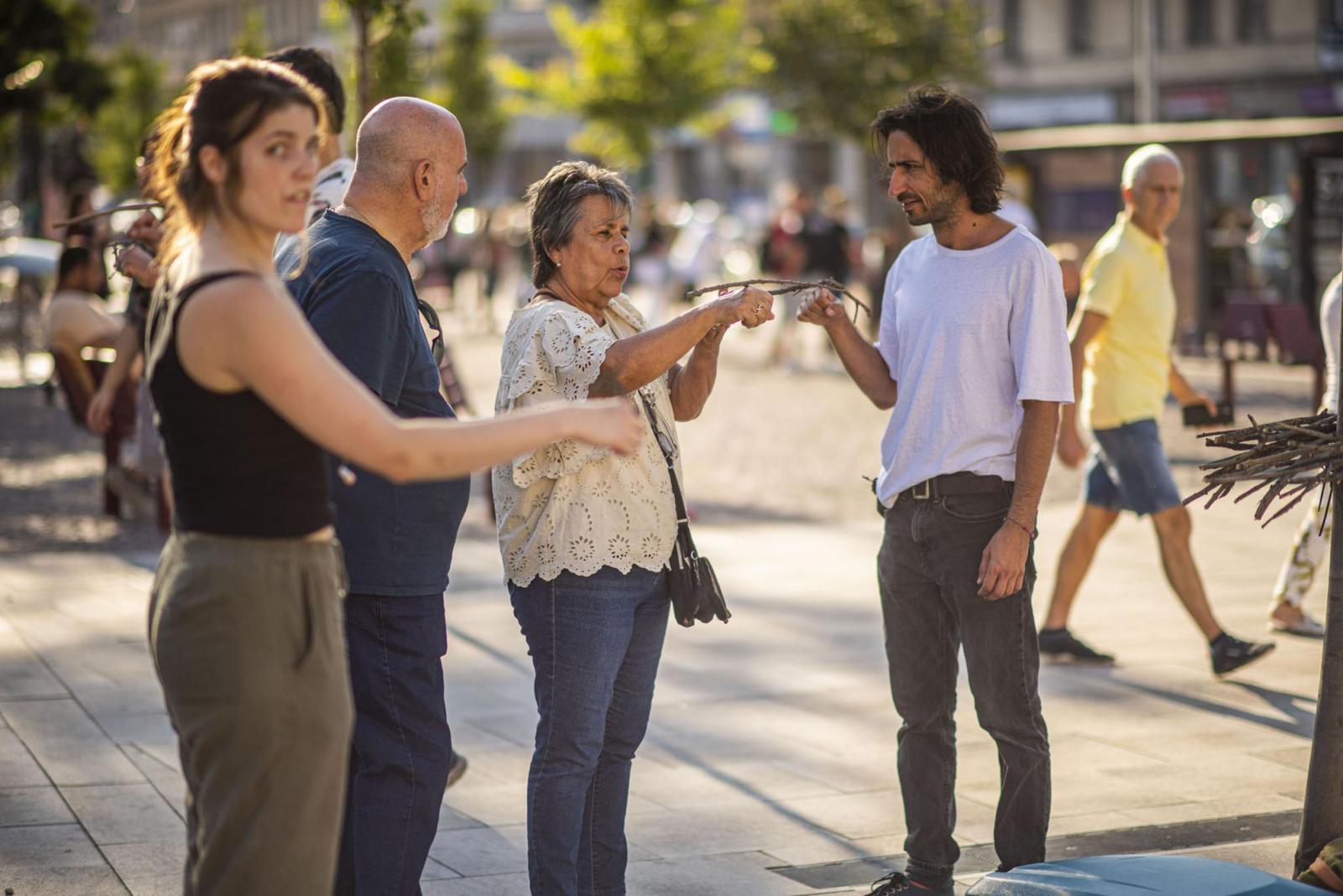 Egy bot és a közös egyensúlyozás rítusának közösségteremtő ereje