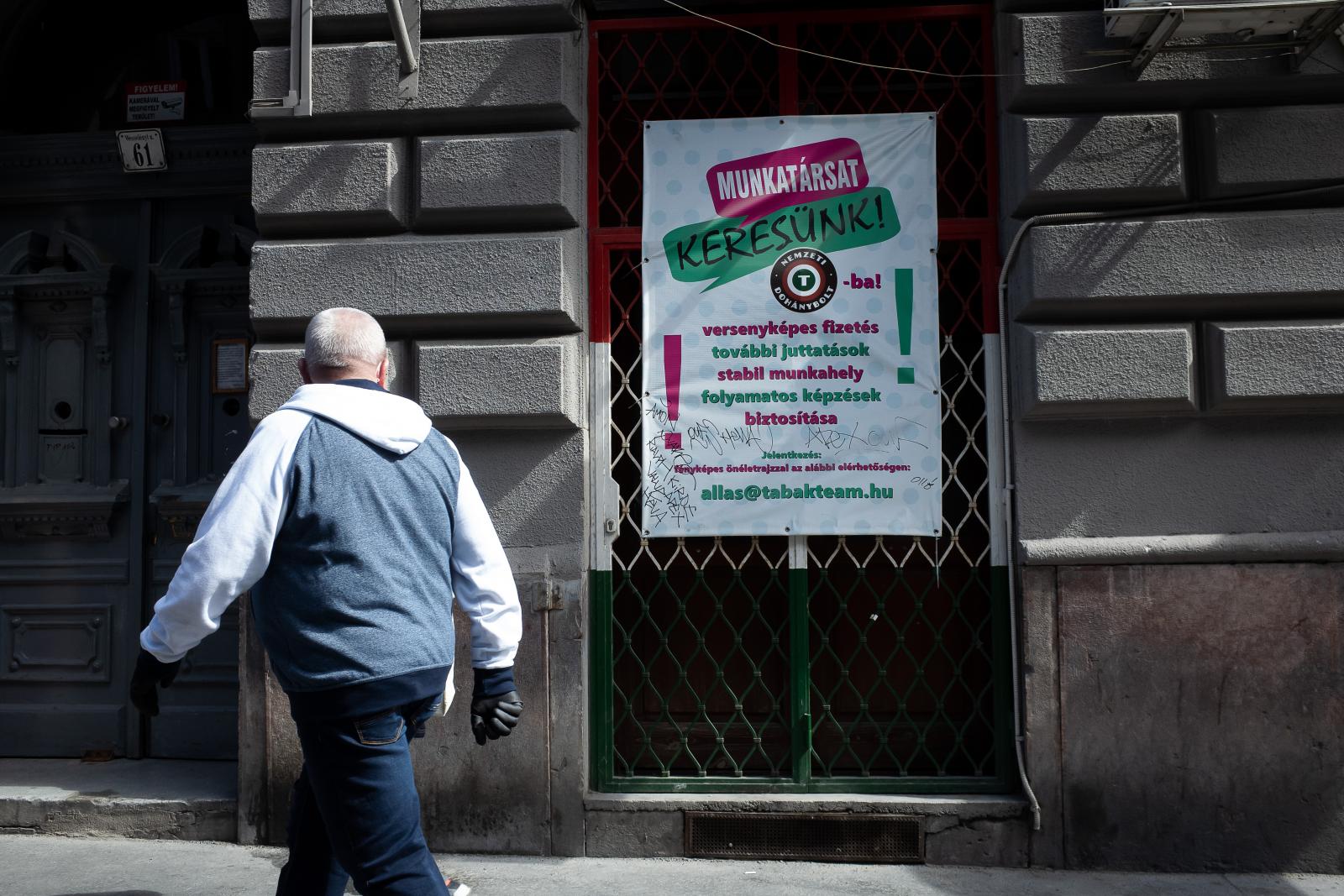 KSH: kevesebb a foglalkoztatott, és átlagosan több mint egy évig tart munkát találni