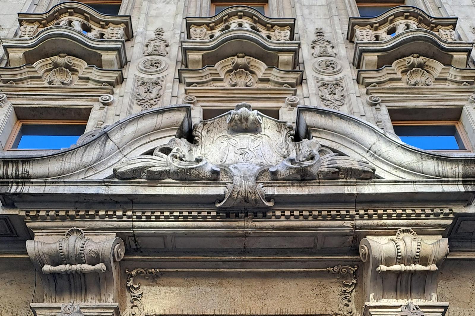 A mecénás Mészáros Károlyra ma már csak az egykori lakóházán, a József körút 7. homlokzatán lévő, kapu fölötti monogram emlékeztet