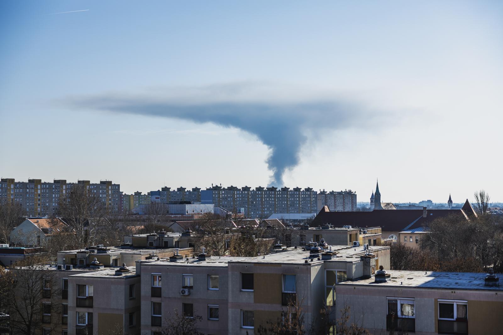 Kigyulladt a szemét egy soroksári hulladékfeldolgozó üzemben, hatalmas füstfelhő terjeng a környék felett