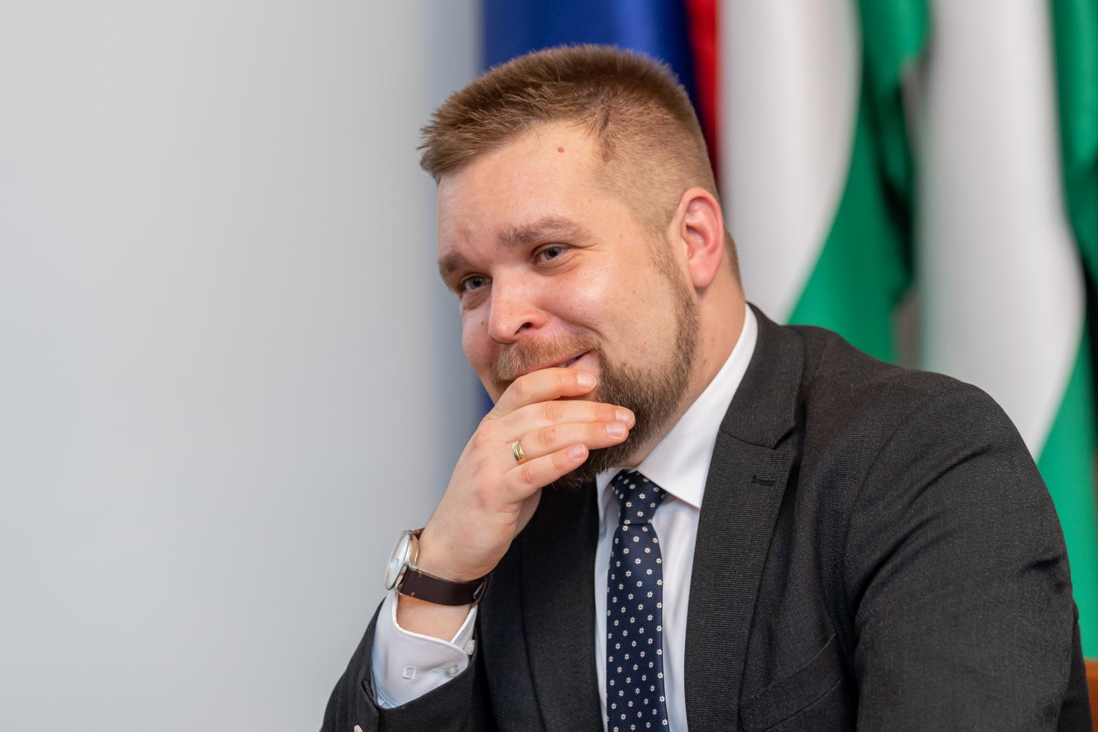 Pintér Bence örvendezni kezdett, hogy találkozhat Orbán Viktorral, de aztán jött a 4iG, és inkább lemondta a polgármester meghívását a győri programra