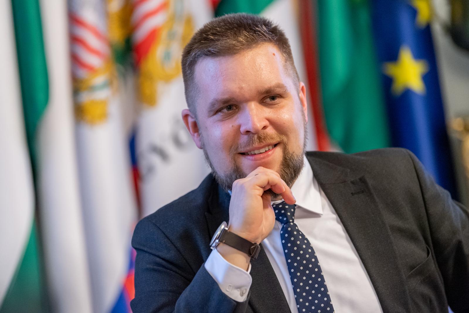 Pintér Bence feljelenti a fekete ruhásokat, akik Orbán Viktor győri rendezvényén ellentüntetőket vegzáltak