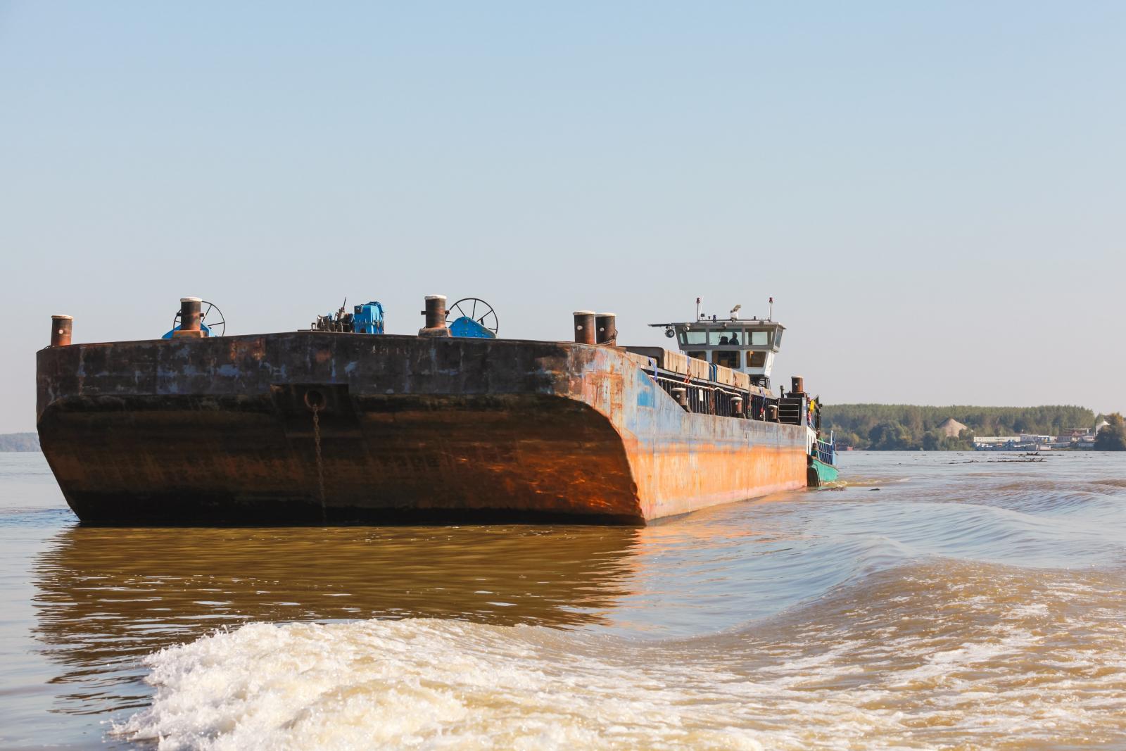 Zátonyra futott és léket kapott egy román uszály Vámosszabadinál