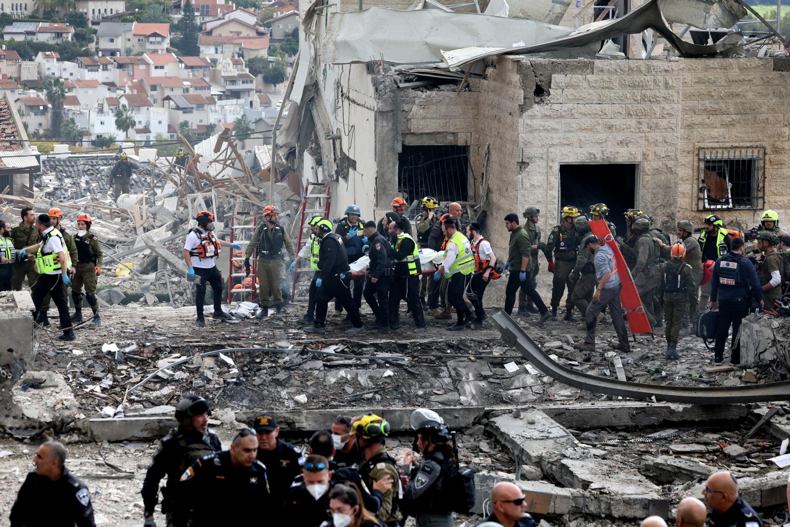 Legkevesebb kilenc ember meghalt, amikor iráni rakéta csapódott be az izraeli Bét Semes lakóövezetében