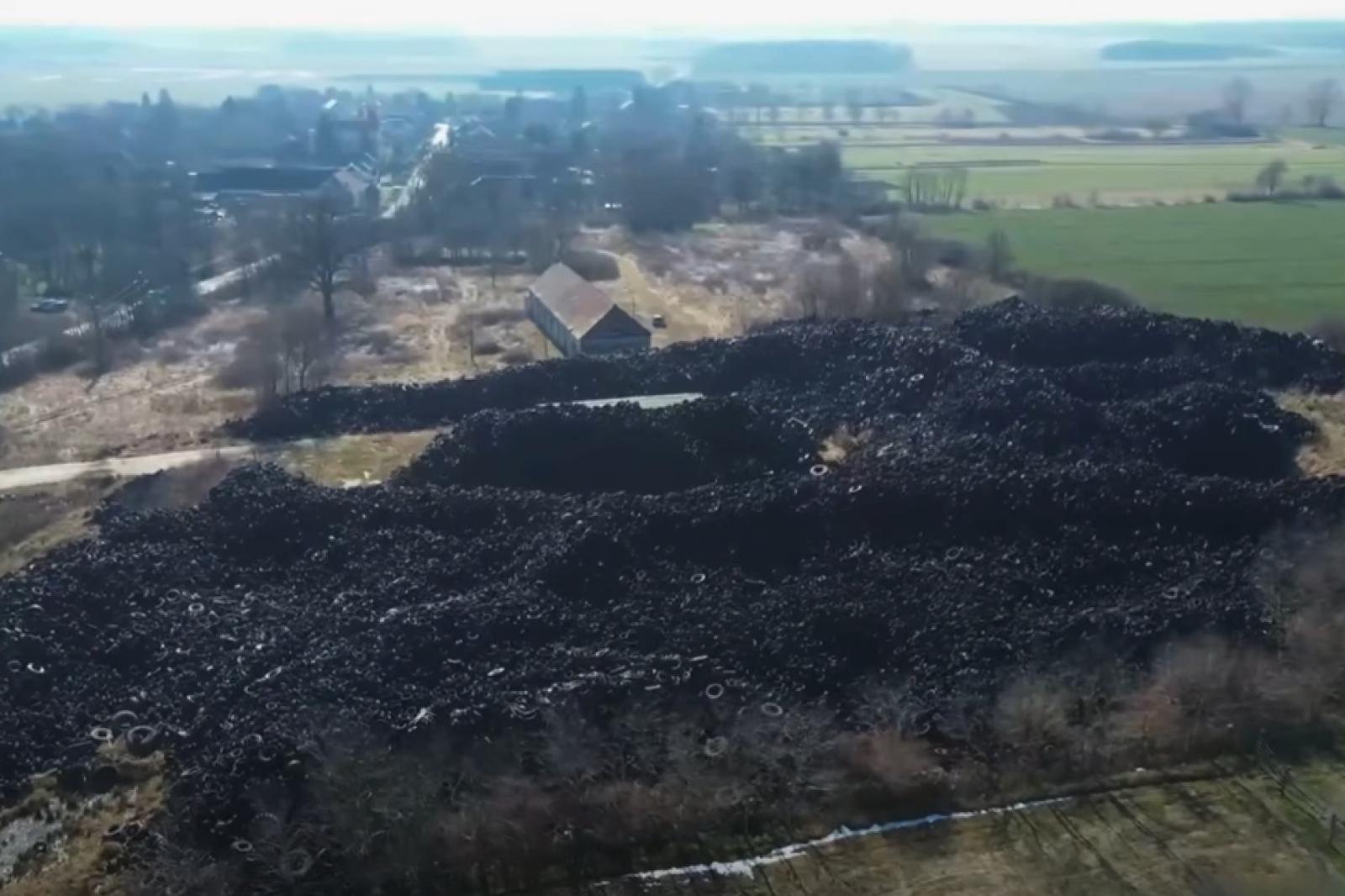 „Itt mindenki elpusztul, az biztos” – Magyar Péter videón mutatta be a nagykölkedi illegális autógumi-lerakót