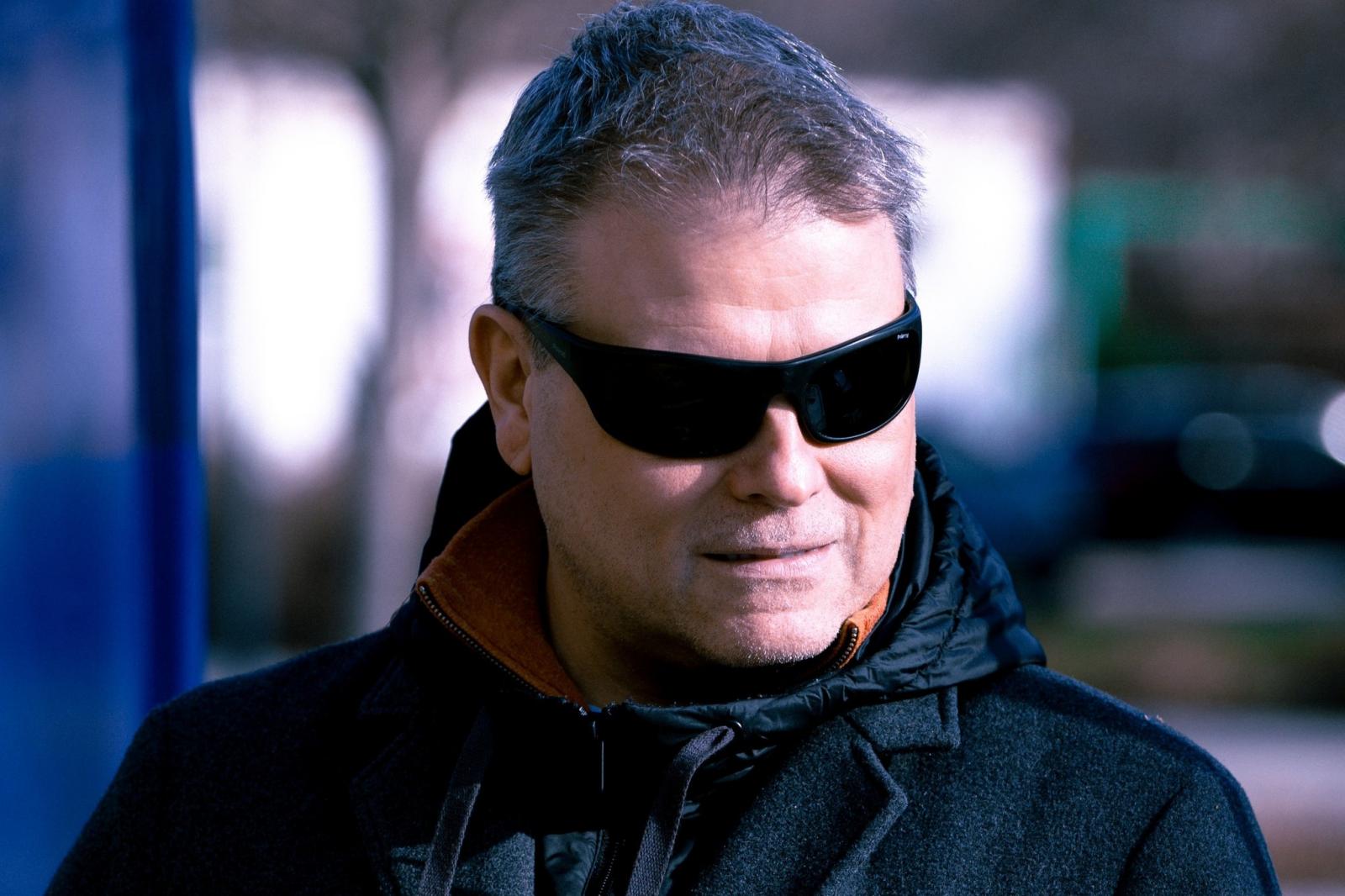 Lefutotta a vonatot a Gubacsi hídon a Tisza Párt látássérült csepeli képviselőjelöltje