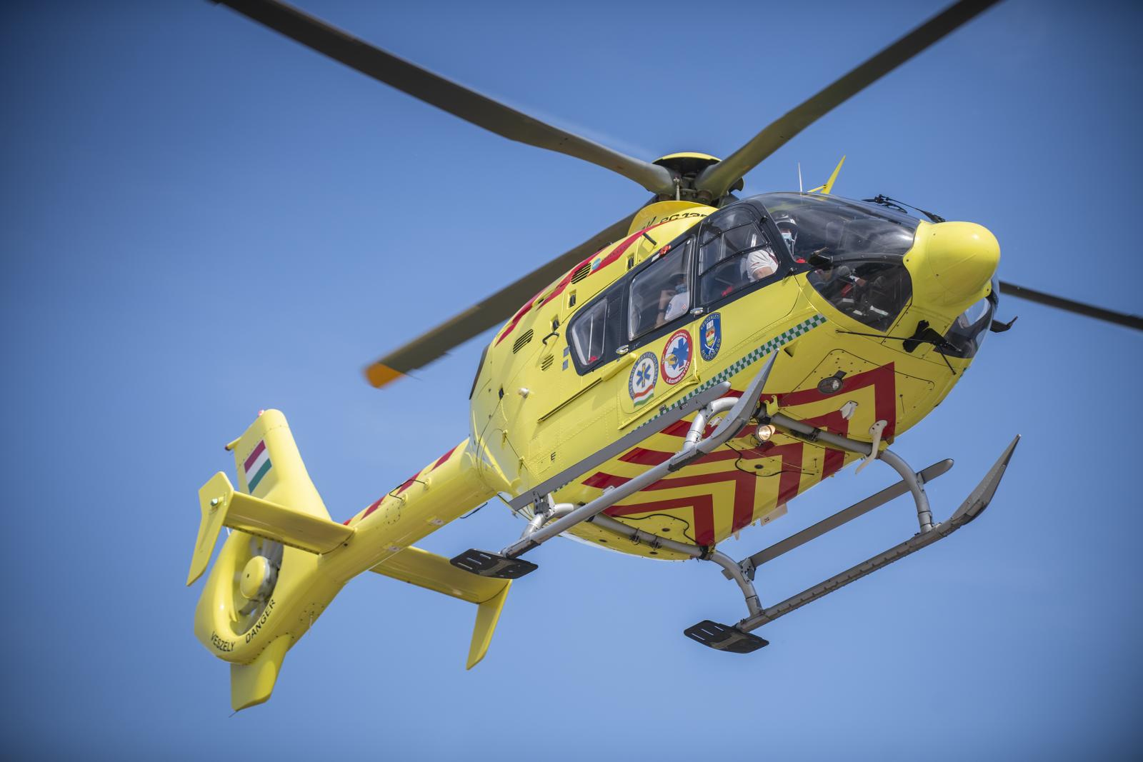 Métereket zuhant egy fiatal lány vasárnap a Remete-barlangnál, mentőhelikopterrel vitték kórházba