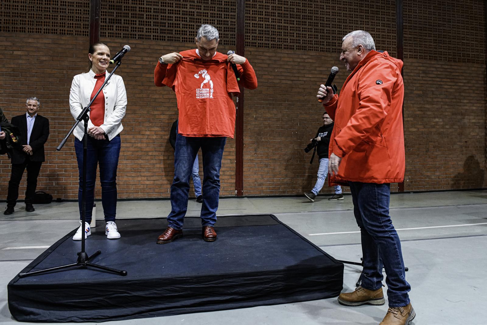 Komjáthi Imre licitre bocsátja a Lázár Jánostól kapott pulóverét, hogy Iványi Gábor egyházán és a rászorulókon segíthessen