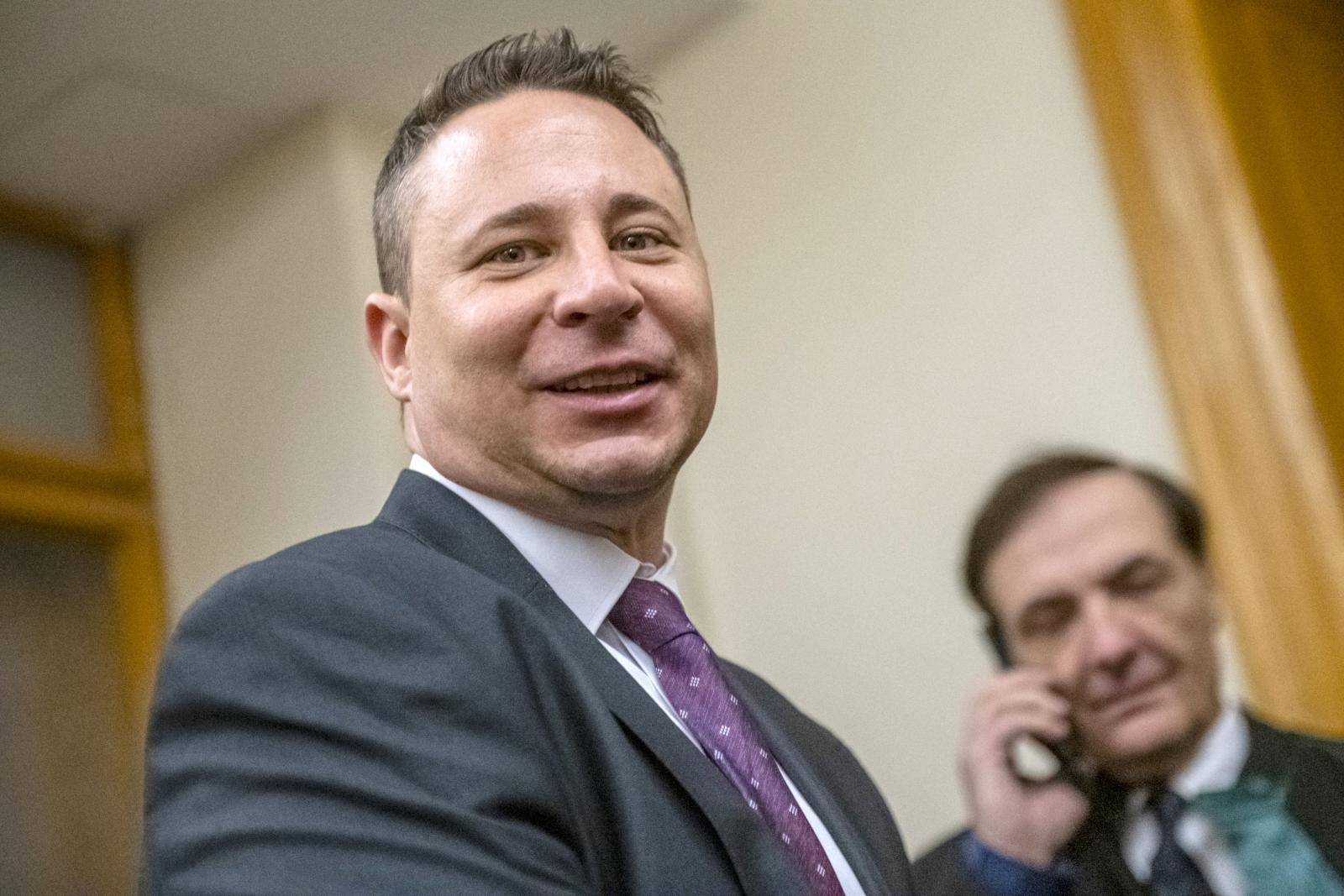 Egyszerű elnöki döntéssel vették el egy végrehajtó irodáját, de Schadl Györgynek továbbra sincs mitől tartania