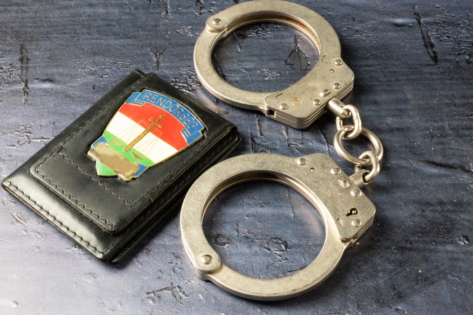 Korrupció miatt emeltek vádat volt magyarországi rendőri vezetőkkel szemben