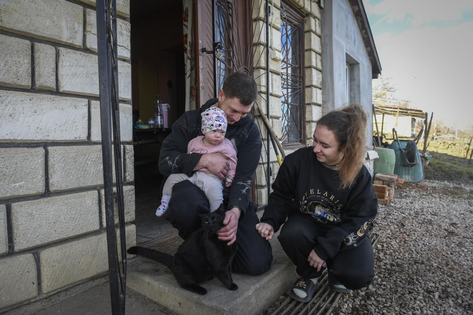Végre hazatérhet a családjához Tatabányán a kislány, akit a kórházból nevelőszülőhöz vittek el úgy, hogy az anyának erről senki nem szólt