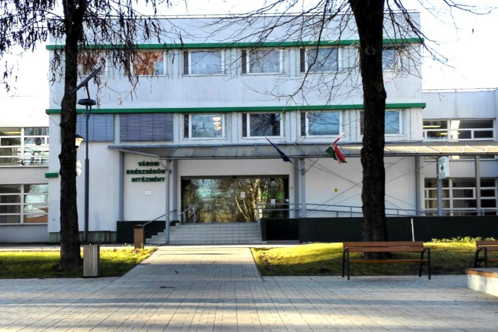 Kikényszerített adomány: közfinanszírozott műtétért kértek pénzt a százhalombattai szakrendelőben