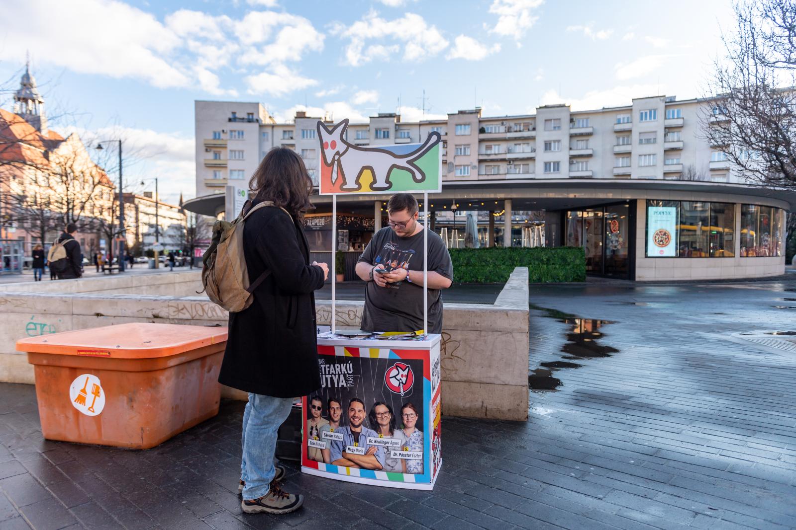 Még a felét sem gyűjtötte össze az országos lista állításához szükséges ajánlásoknak a Kutyapárt, toborzásba kezdtek