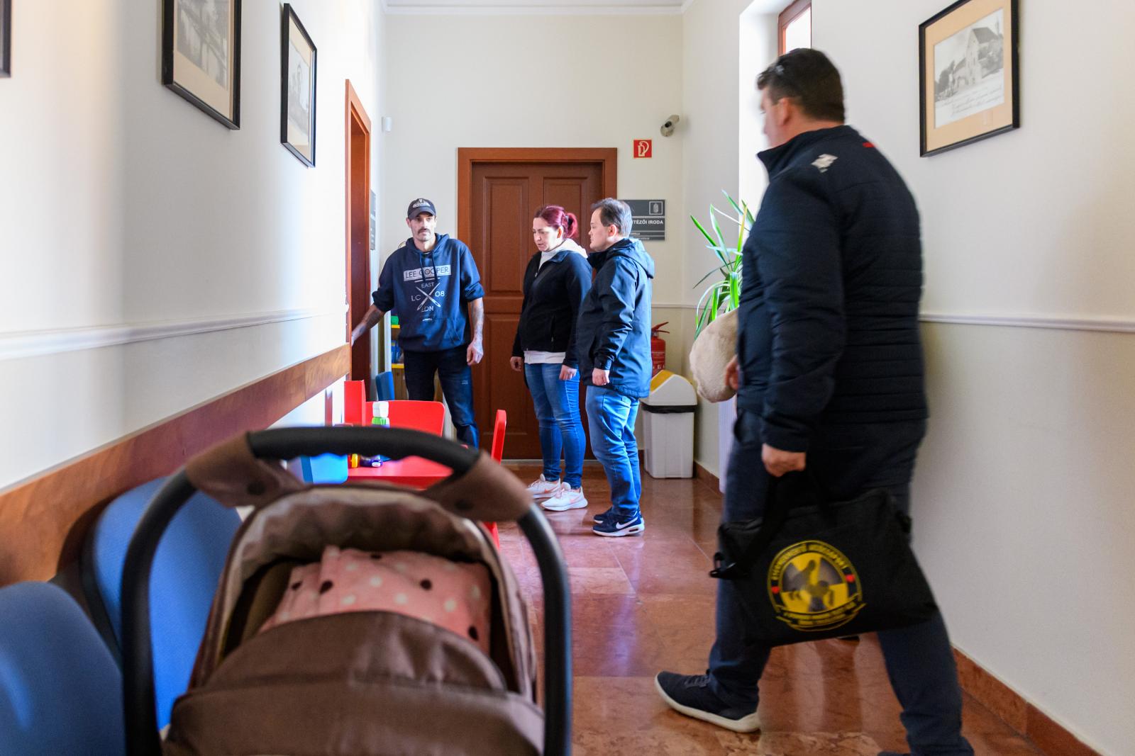 Úton van Budapestre annak a neszmélyi kislánynak a családja, akit a tatabányai kórházból születése után nem vihettek haza