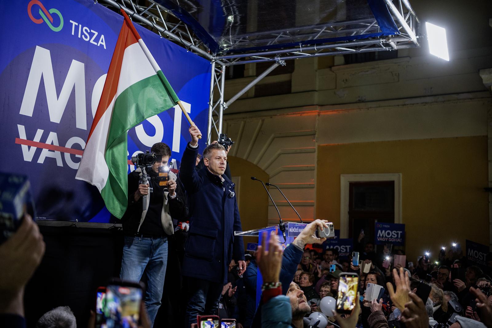 Publicus Intézet: A biztos szavazó pártválasztóknál 47-39-re vezet a Tisza a Fidesz előtt, részvételi csúcsot hozhat a parlamenti választás