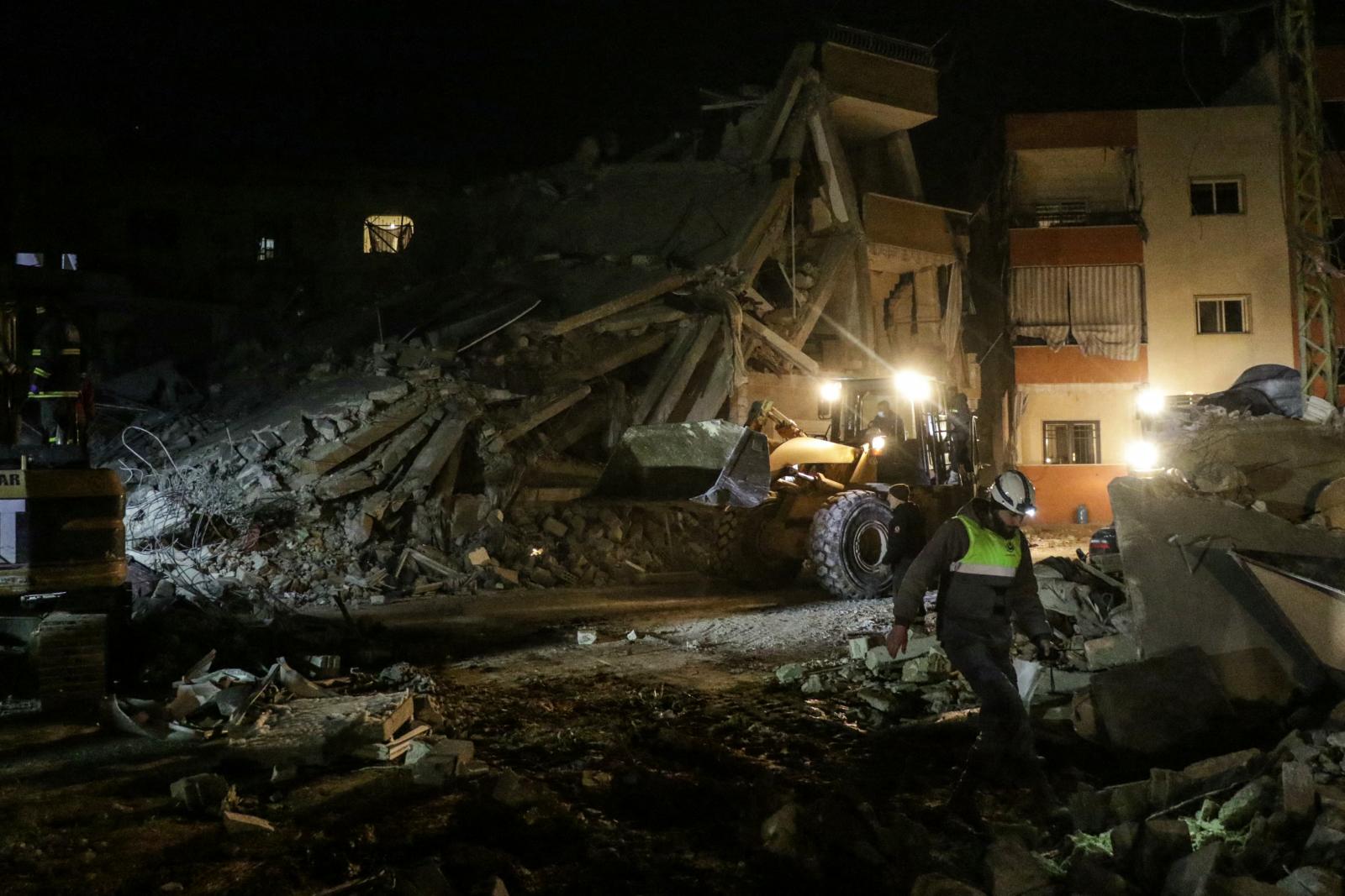 Mentőalakulatok egy izraeli légicsapás helyszínén, a libanoni Baalbekben