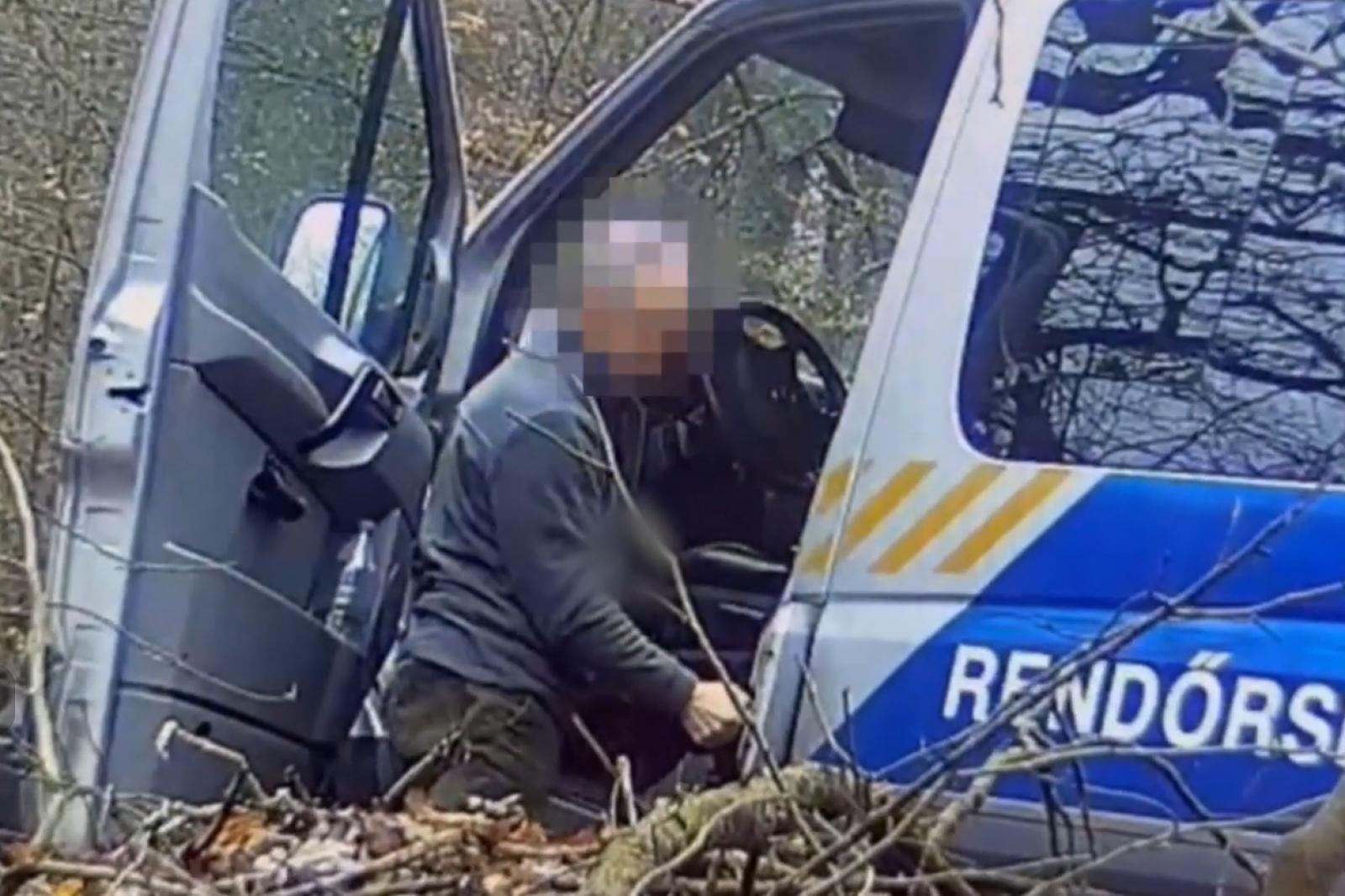 Szolgálati gépkocsiból szívtak le üzemanyagot rendőrök (videó)