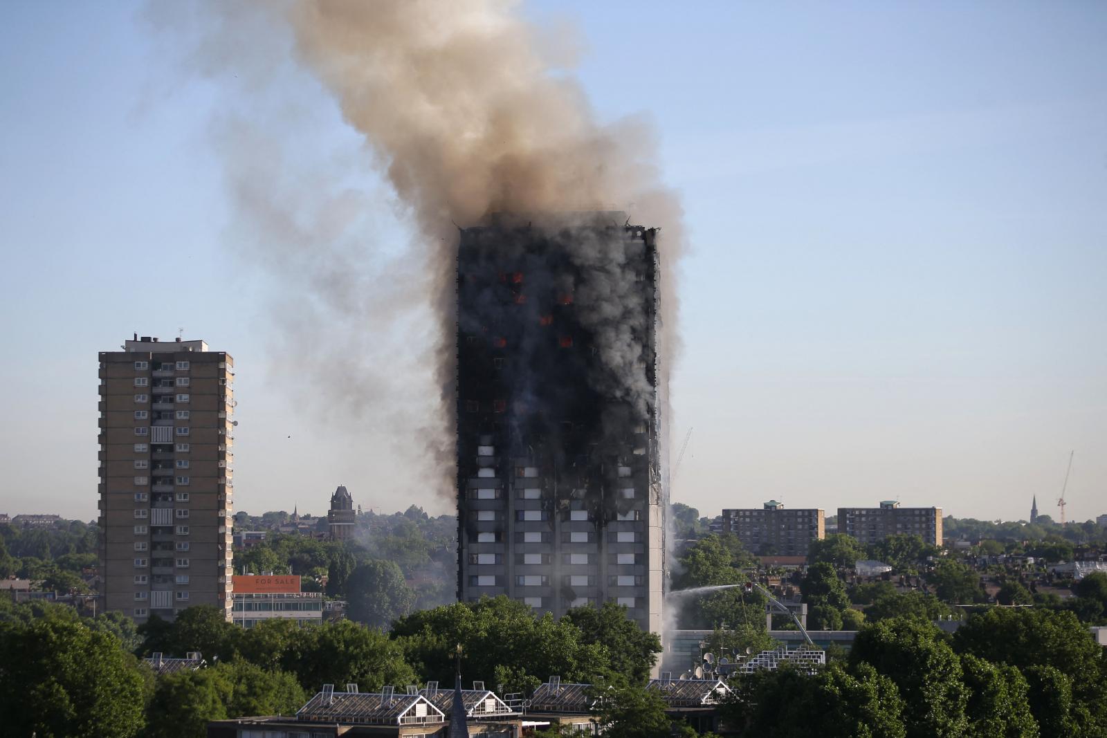 Leállították a Grenfell Tower egyes részeinek bontását a falakon lévő kéznyomok miatt