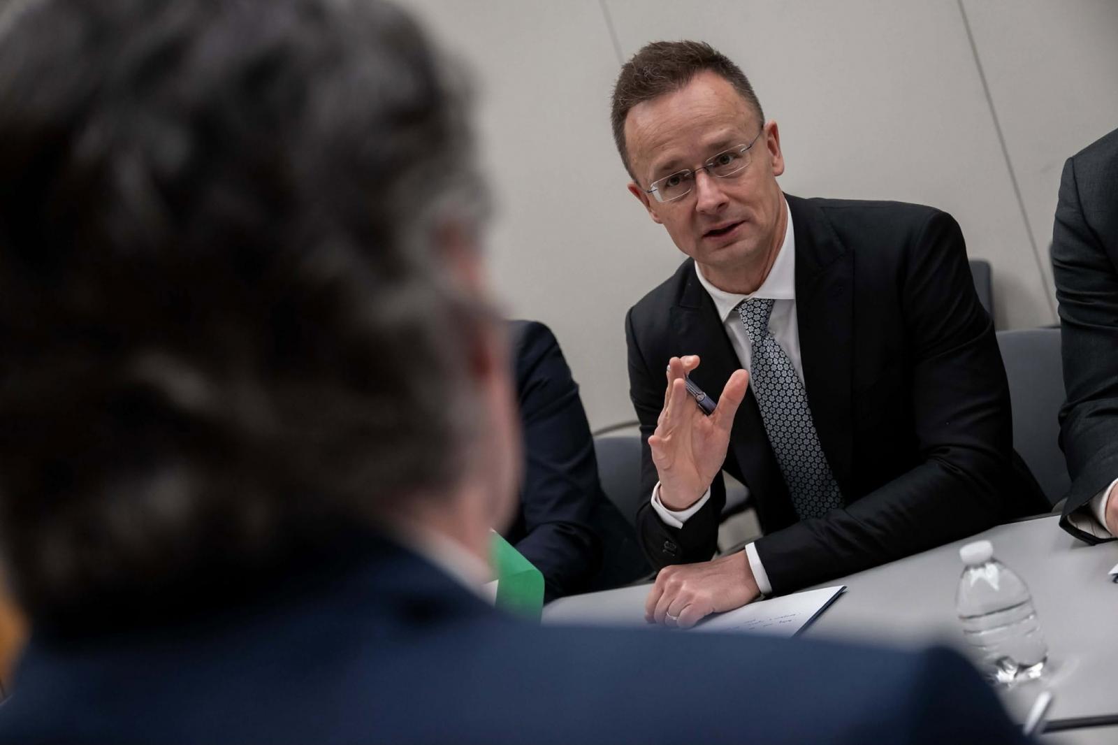 Szijjártó Péter reméli, hogy két magyar származású hadifogoly is hazatér velük a moszkvai útjukról