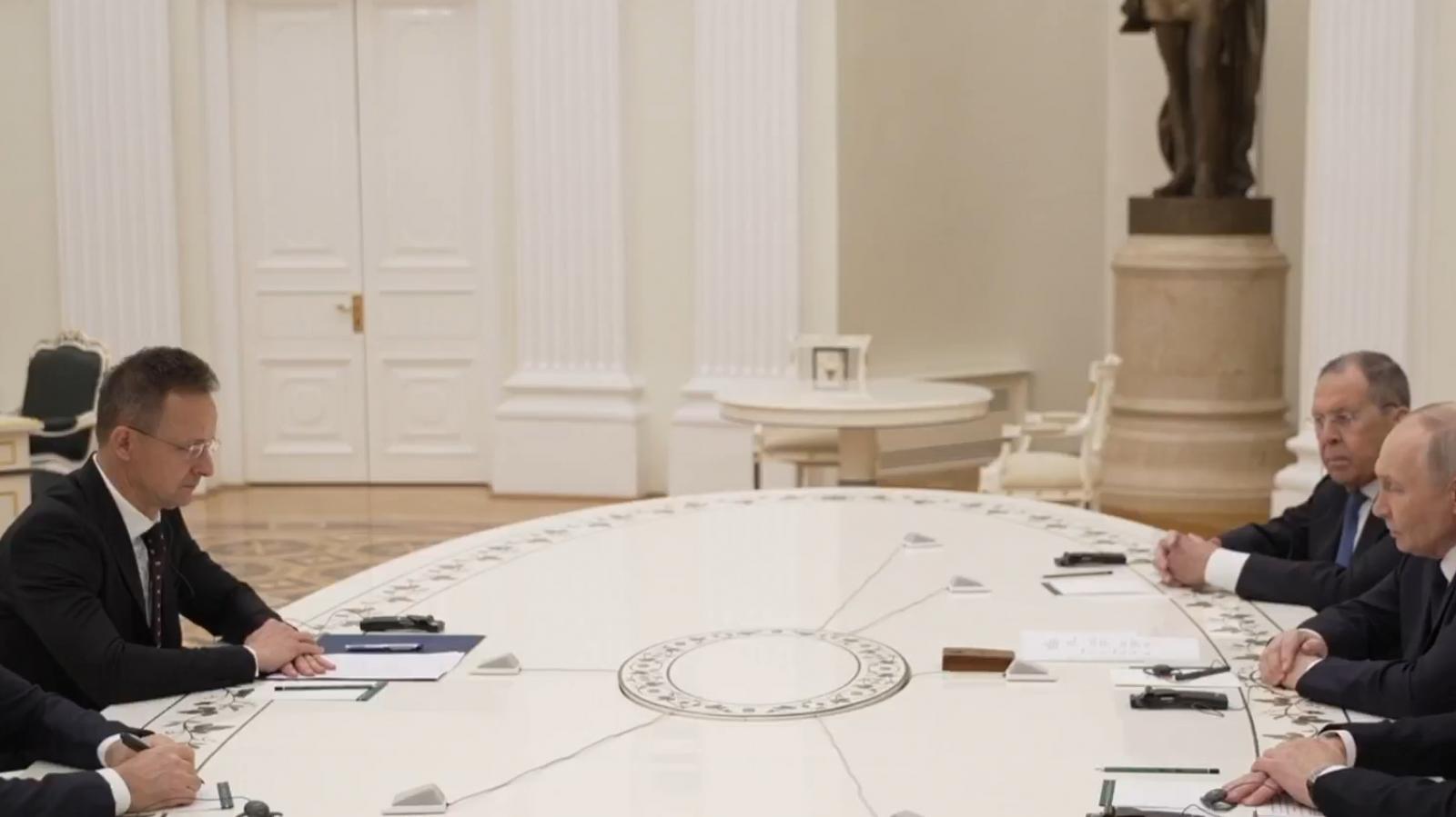 Vlagyimir Putyin nagyon megörült Szijjártó Péternek, átadta a két kért magyar hadifoglyot