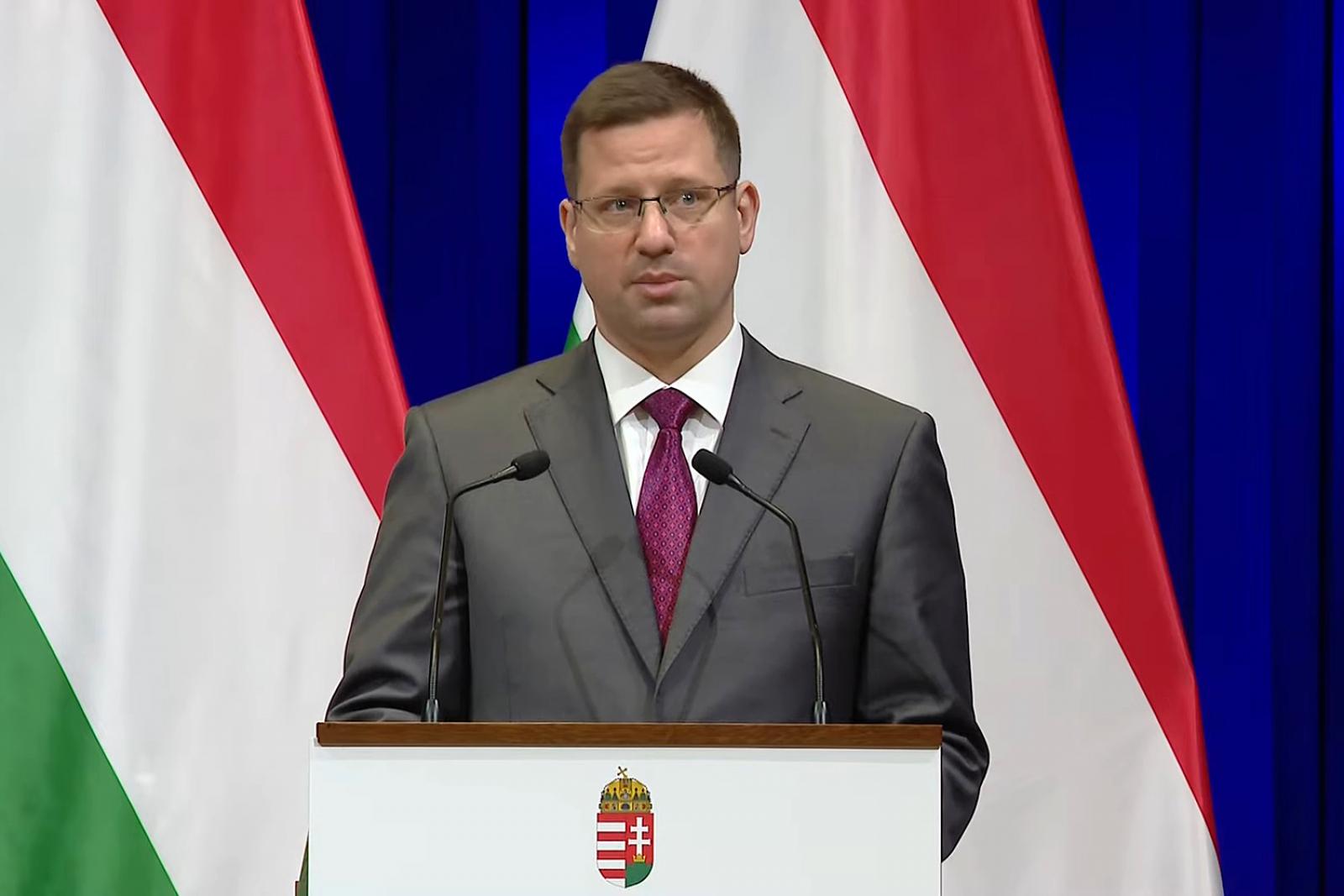 Gulyás Gergely bejelentette, hogy az Orbán-kormány exporttilalmat rendelt el a kőolajra